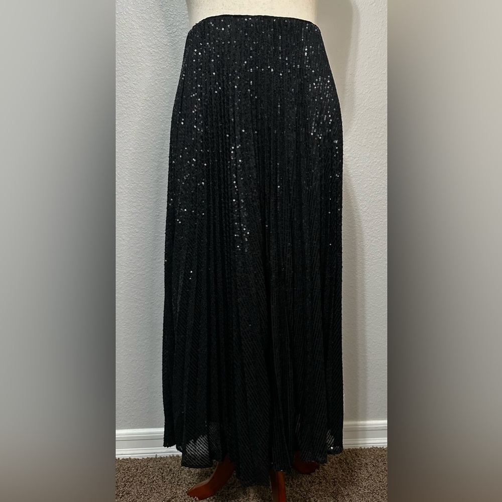 Black Sequin Pleated Skirt. Banana Republic. Size Medium TALL.